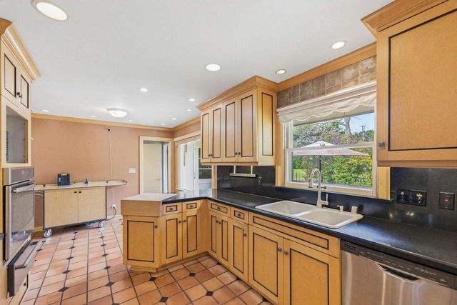 6757 N Santa Monica BOULEVARD, Fox Point, WI 53217