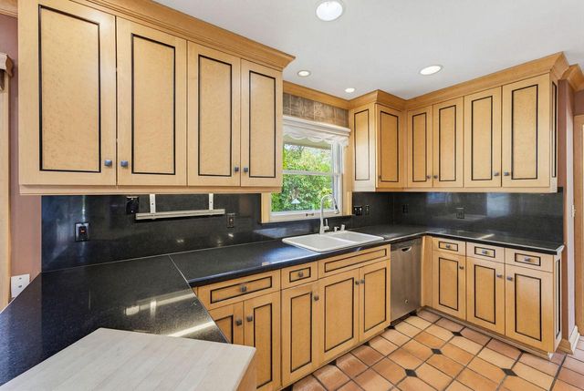 6757 N Santa Monica BOULEVARD, Fox Point, WI 53217