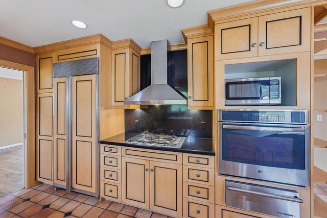 6757 N Santa Monica BOULEVARD, Fox Point, WI 53217