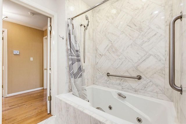 6757 N Santa Monica BOULEVARD, Fox Point, WI 53217