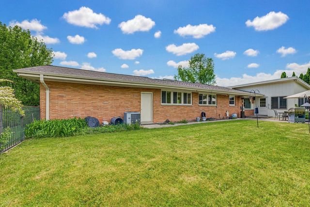 6757 N Santa Monica BOULEVARD, Fox Point, WI 53217