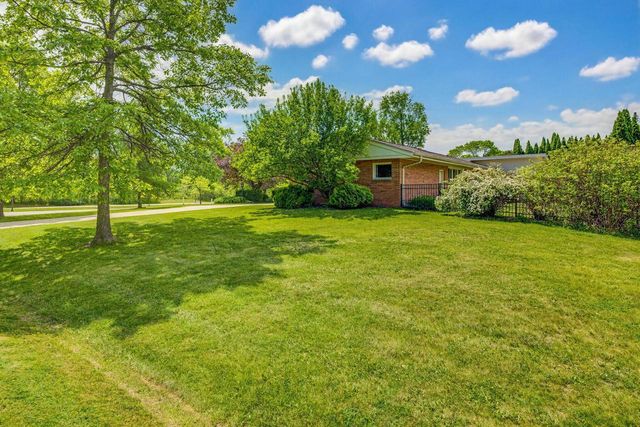 6757 N Santa Monica BOULEVARD, Fox Point, WI 53217