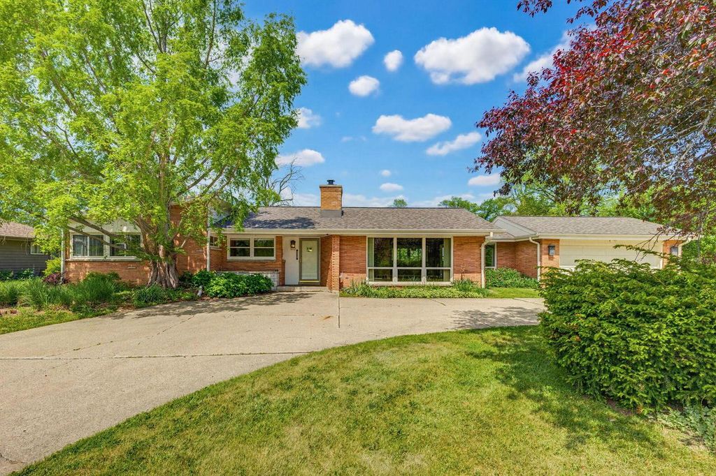 6757 N Santa Monica BOULEVARD, Fox Point, WI 53217
