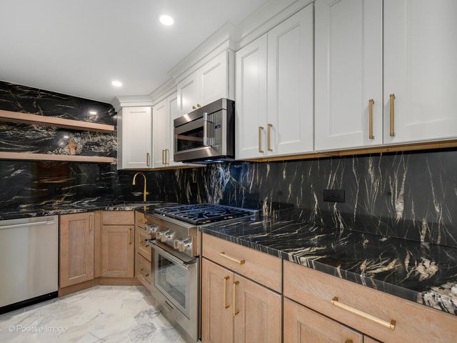 9427 Falling Waters Drive, Burr Ridge, IL 60527