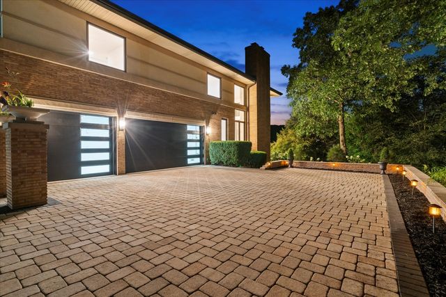 9427 Falling Waters Drive, Burr Ridge, IL 60527