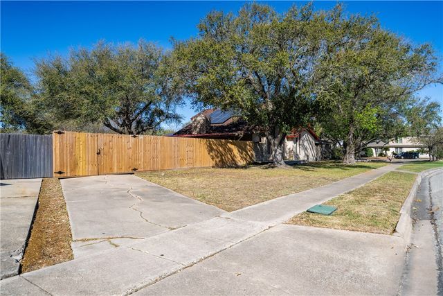 2217 Post Oak Dr, Portland, TX 78374