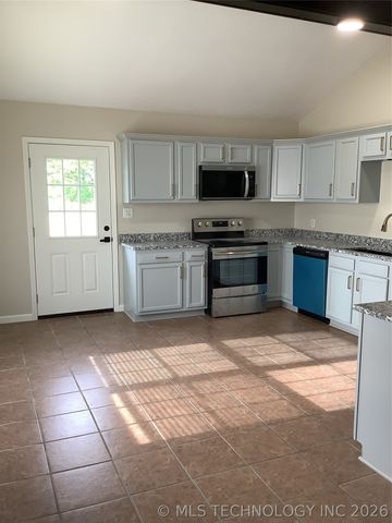7426 E 566 Road, Locust Grove, OK 74352