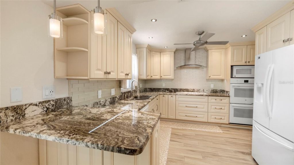 Image 12 of property listing at 903 CARA DRIVE 903, Largo, FL 33771