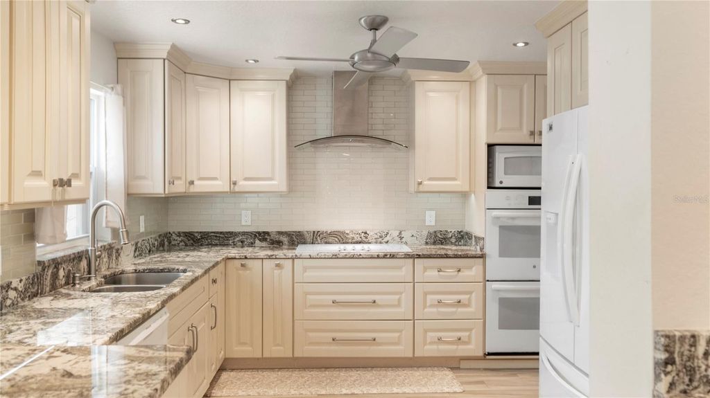 Image 13 of property listing at 903 CARA DRIVE 903, Largo, FL 33771