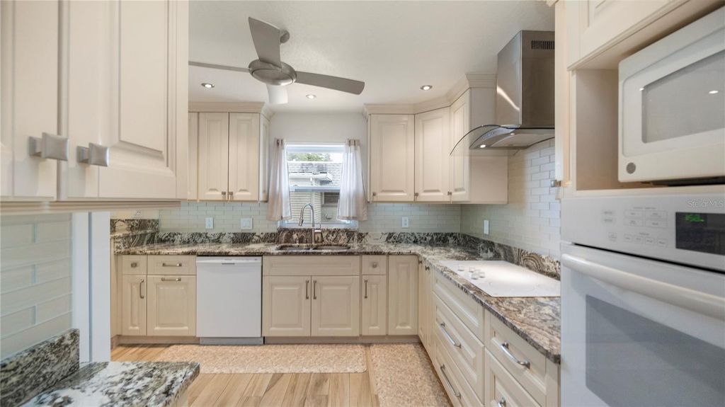 Image 20 of property listing at 903 CARA DRIVE 903, Largo, FL 33771