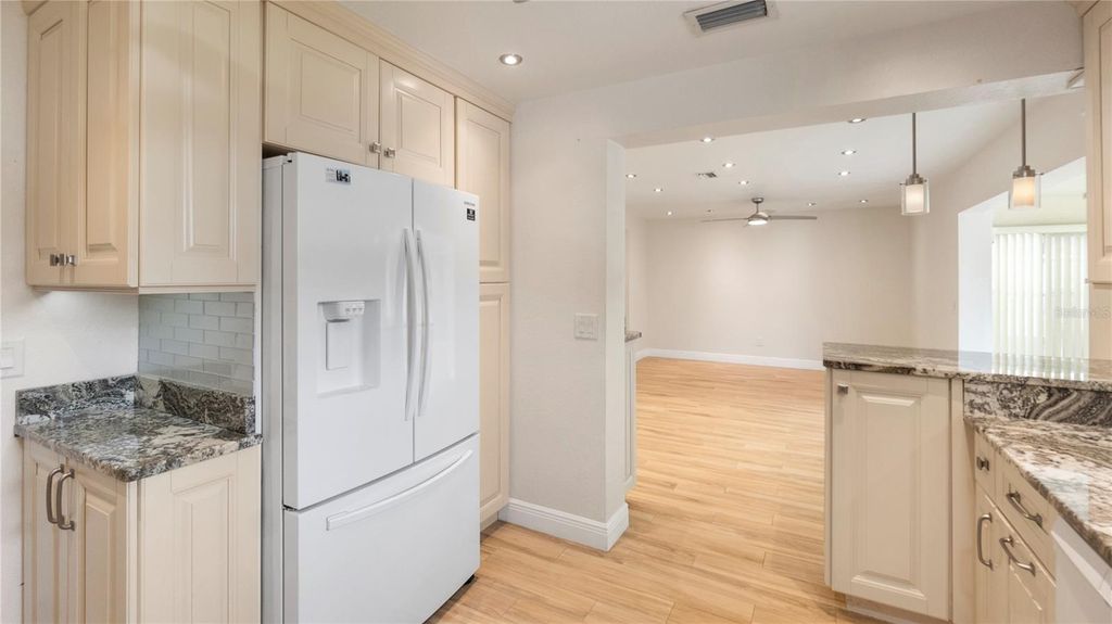 Image 21 of property listing at 903 CARA DRIVE 903, Largo, FL 33771