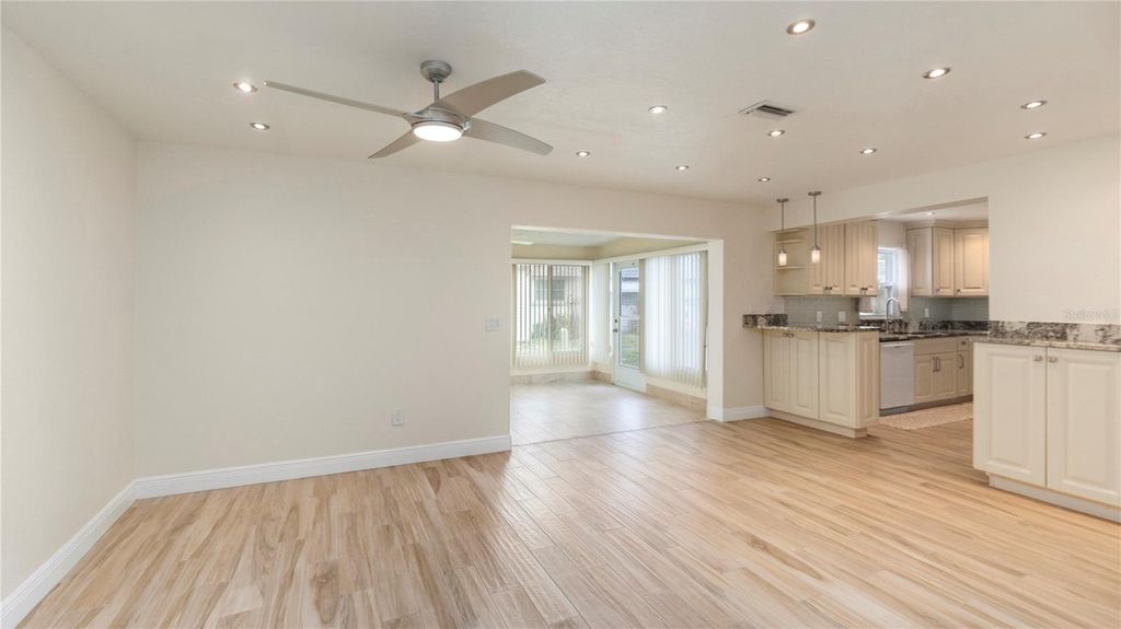 Image 10 of property listing at 903 CARA DRIVE 903, Largo, FL 33771