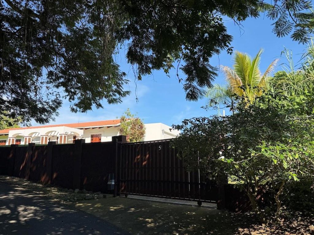 Image 11 of property listing at 5 CAMINO PEDRO RAMOS ST BEVERLY HILLS DEV, Guaynabo, PR 00969