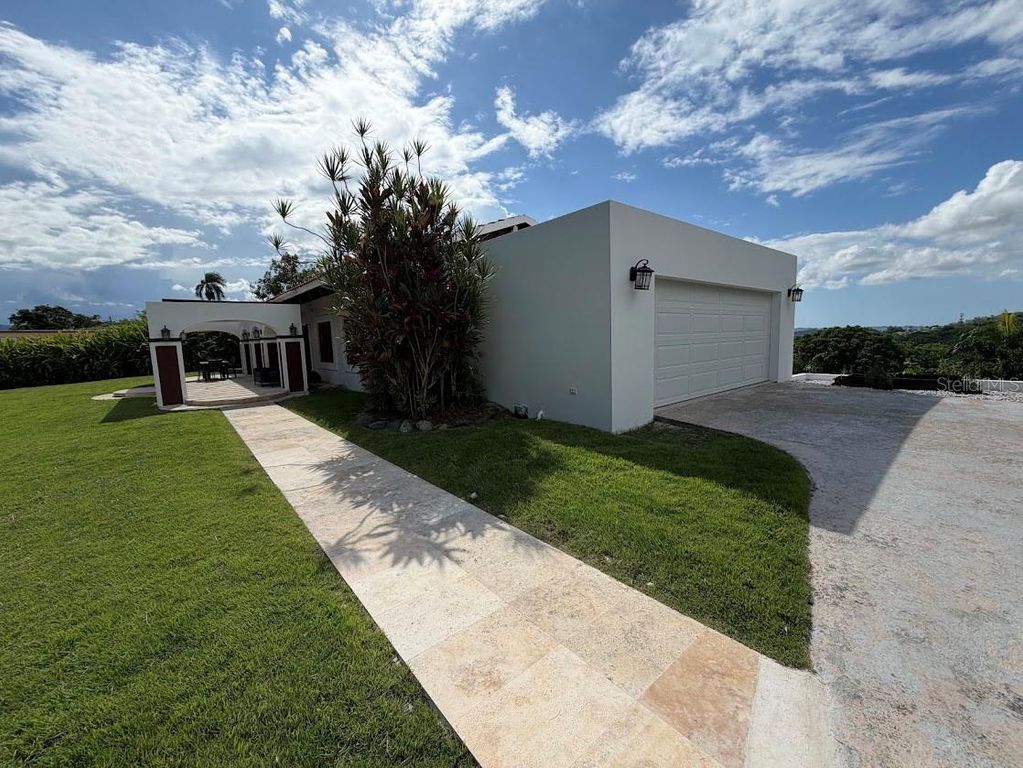Image 5 of property listing at 5 CAMINO PEDRO RAMOS ST BEVERLY HILLS DEV, Guaynabo, PR 00969