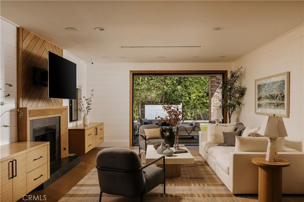 Image 10 of property listing at 14803 Otsego Street, Sherman Oaks, CA 91403