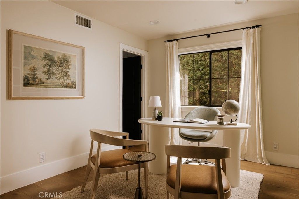 Image 11 of property listing at 14803 Otsego Street, Sherman Oaks, CA 91403