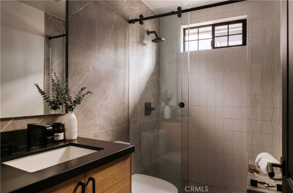 Image 28 of property listing at 14803 Otsego Street, Sherman Oaks, CA 91403