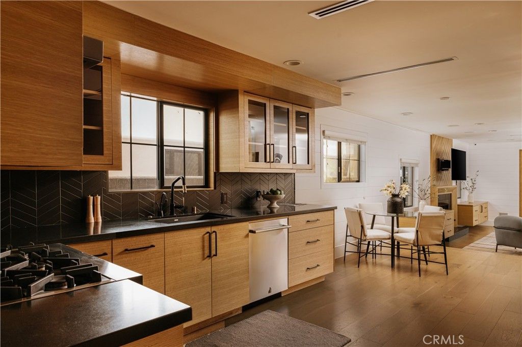 Image 6 of property listing at 14803 Otsego Street, Sherman Oaks, CA 91403