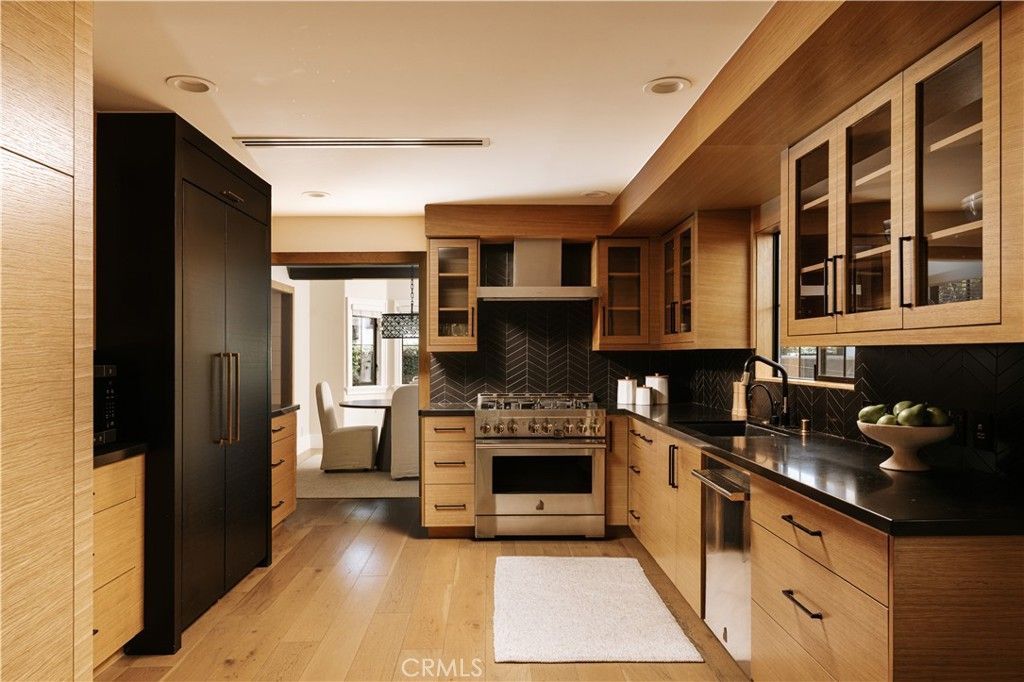 Image 7 of property listing at 14803 Otsego Street, Sherman Oaks, CA 91403
