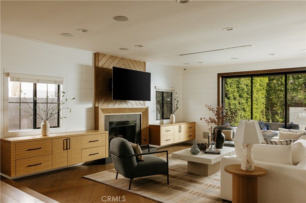 Image 9 of property listing at 14803 Otsego Street, Sherman Oaks, CA 91403