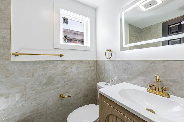 8051 S Escanaba Avenue, Chicago, IL 60617