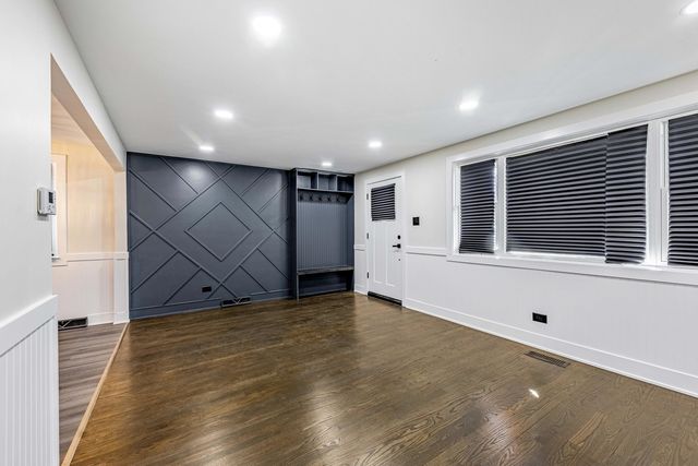 8051 S Escanaba Avenue, Chicago, IL 60617