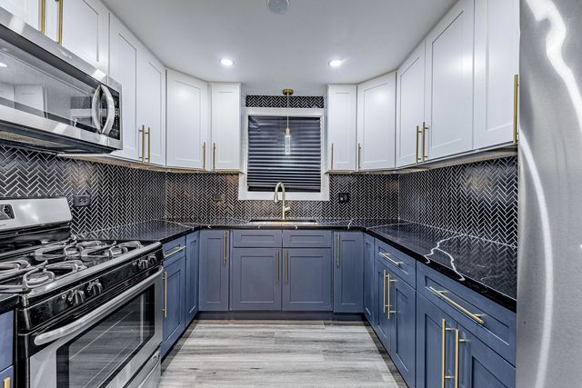 8051 S Escanaba Avenue, Chicago, IL 60617