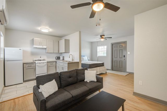 208 W 2nd Street, Sweeny, TX 77480