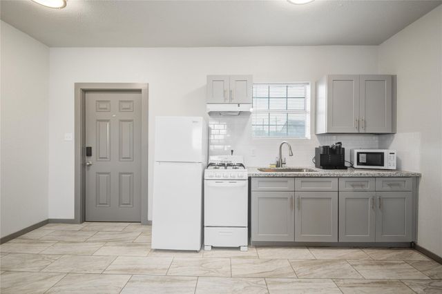 208 W 2nd Street, Sweeny, TX 77480