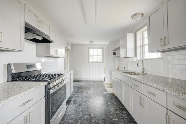 208 W 2nd Street, Sweeny, TX 77480