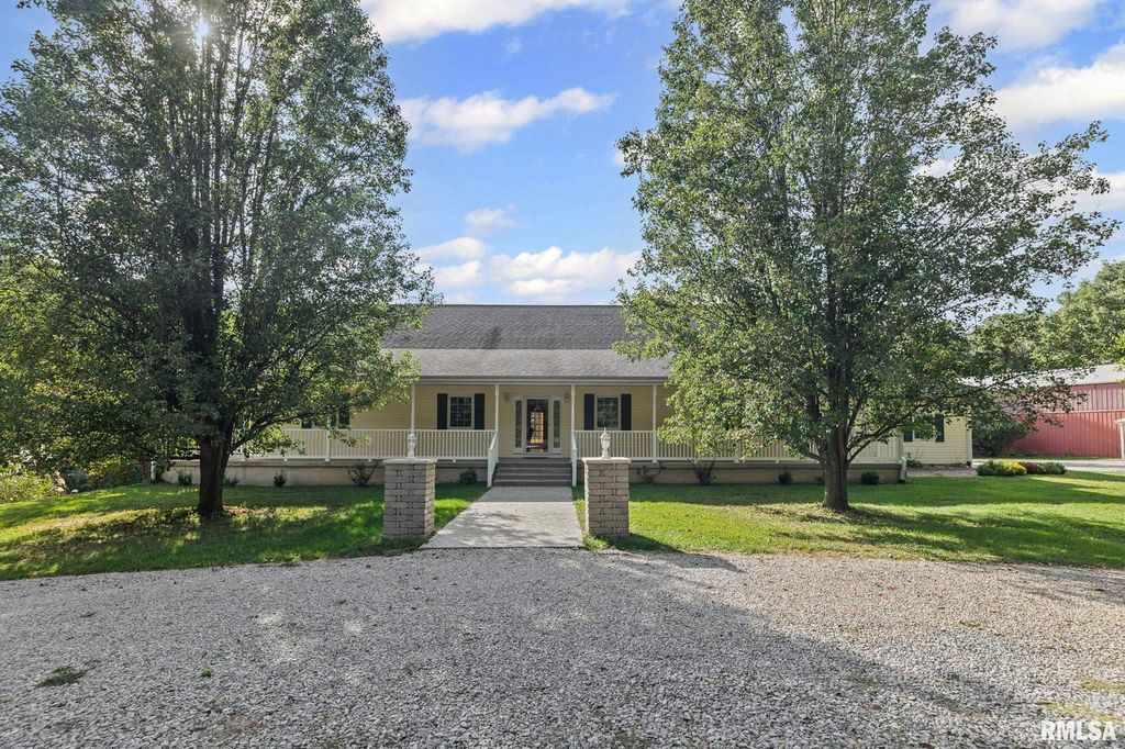 Image 1 of property listing at 5481 EDGEWOOD Road, Salem, IL 62881