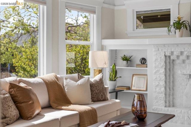 1072 57Th St, Oakland, CA 94608