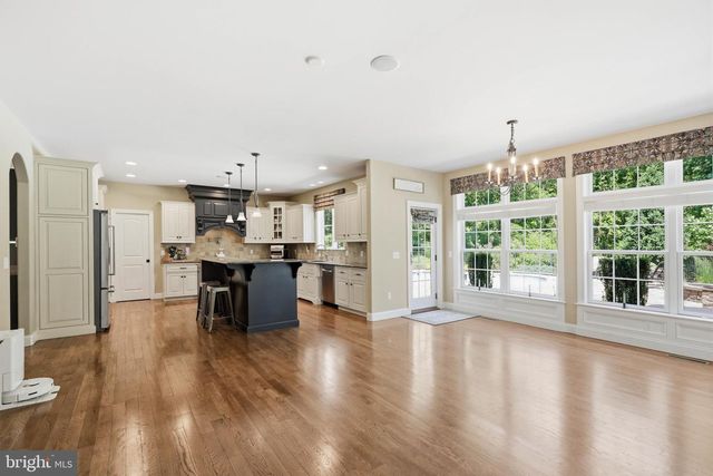 1392 FOX HILL DR, Palmyra, PA 17078