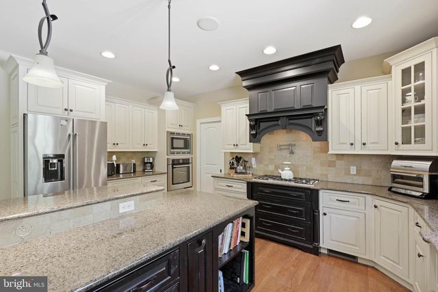 1392 FOX HILL DR, Palmyra, PA 17078