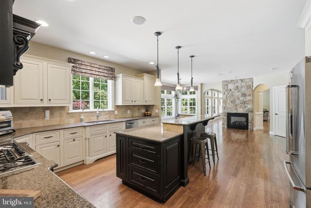 1392 FOX HILL DR, Palmyra, PA 17078
