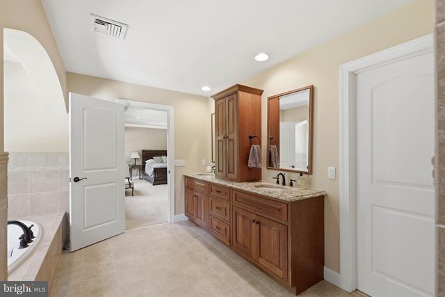 1392 FOX HILL DR, Palmyra, PA 17078