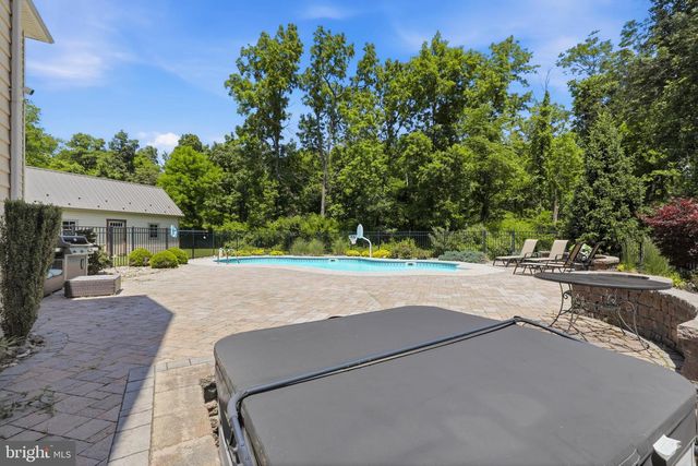 1392 FOX HILL DR, Palmyra, PA 17078