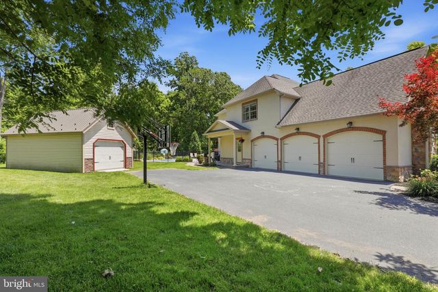 1392 FOX HILL DR, Palmyra, PA 17078