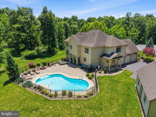 1392 FOX HILL DR, Palmyra, PA 17078