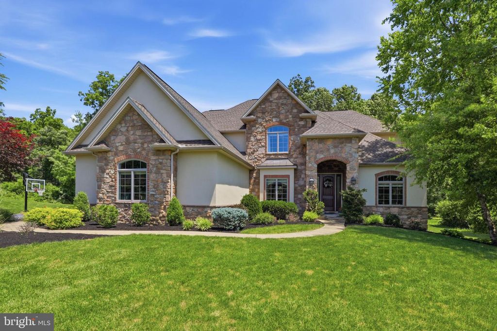 1392 FOX HILL DR, Palmyra, PA 17078