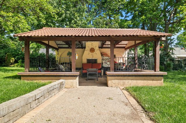 1655 E Walnut Street, Springfield, MO 65802