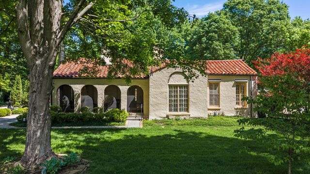 1655 E Walnut Street, Springfield, MO 65802