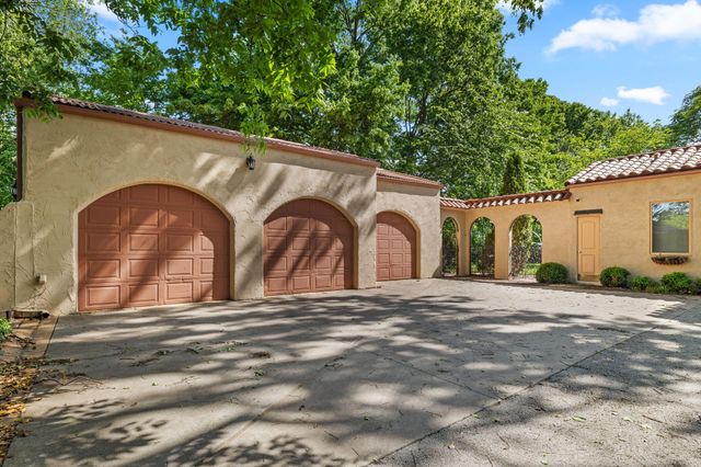 1655 E Walnut Street, Springfield, MO 65802