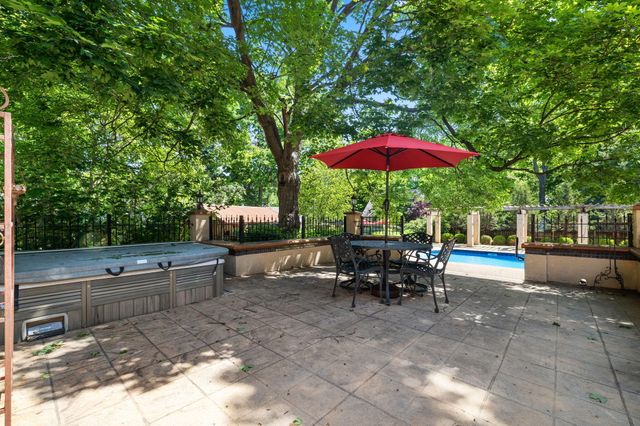 1655 E Walnut Street, Springfield, MO 65802