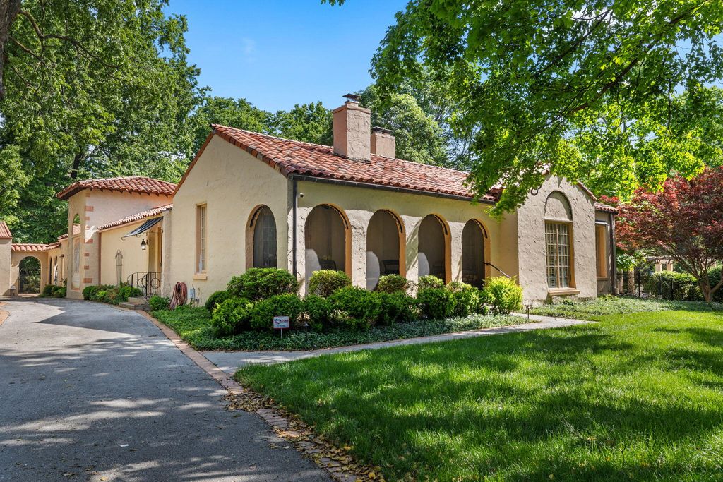 1655 E Walnut Street, Springfield, MO 65802