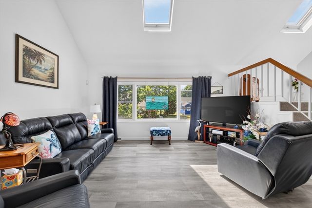 108 Pheasant Ln, Falmouth, MA 02536