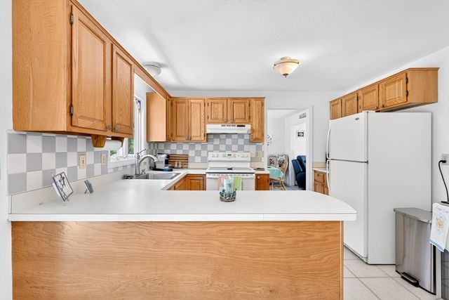 108 Pheasant Ln, Falmouth, MA 02536