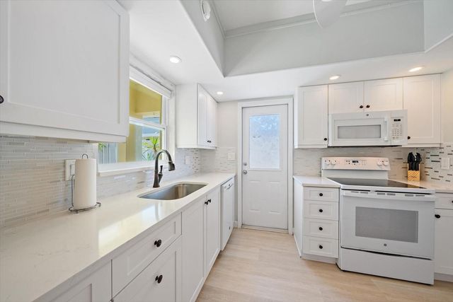 5936 DRIFTWOOD AVENUE 16, Sarasota, FL 34231