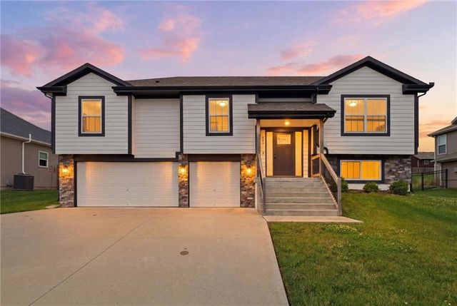 802 Wright Street, Pleasant Hill, MO 64080