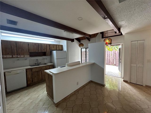 534 Briarwood Cir 1-48, Hollywood, FL 33024